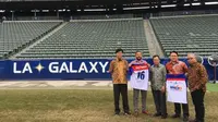 Uni Papua FC dan IDGEN USA menjalin kerja sama dengan LA Galaxy pada Rabu (20/12/2017). (dok. istimewa)
