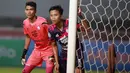 Kiper RANS Nusantara FC, Hilman Syah (kiri) dan Edo Febriansyah dalam laga pekan ke-2 BRI Liga 1 2022/2023 antara RANS Nusantara FC melawan PSS Sleman di Stadion Pakansari, Bogor, Jumat (29/7/2022) malam WIB. (Bola.com/M Iqbal Ichsan)
