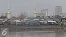 Deretan pemukiman kumuh di bantaran Waduk Pluit, Jakarta, Minggu (1/5). Masih banyaknya pemukiman kumuh di sekitar waduk membuat kawasan tersebut terlihat kurang tertata rapi, meskipun telah dibangun taman. (Liputan6.com/Immanuel Antonius)