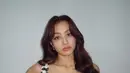 Potongan ini menonjolkan layer bertingkat dengan tampilan bervolume di bagian atas, memberikan kesan modern namun tetap feminin. Dipadukan dengan warna burgundy, gaya Karina terlihat semakin chic dan edgy, membuatnya menjadi salah satu inspirasi gaya rambut yang wajib dicoba. [@katarinabluu/@_zyozyo].