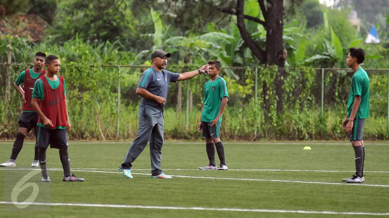 Pelatih Timnas Indonesia U-16, Fakhri Husaini, memberi arahan saat menyeleksi anak asuhnya, beberapa waktu lalu. Timnas Indonesia berpeluang menjuarai Tien Phong Plastic Cup.