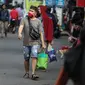 Warga membawa barang belanjaan dengan menggunakan kantong plastik di Kawasan Pasar Jatinegara, Jakarta, Selasa (30/6/2020). Pemerintah Provinsi DKI Jakarta bakal resmi menerapkan larangan penggunaan kantong plastik sekali pakai mulai Rabu, 1 Juli 2020 besok. (Liputan6.com/Faizal Fanani)
