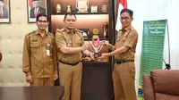 Bupati Paser, Fahmi Fadli (tengah) menerima penghargaan Merdeka Award 2023.