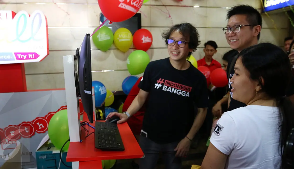 CEO MatahariMall.com Hadi Wenas perkenalkan eKiosk kepada para pelanggan pada Hari Pelanggan Nasional di Gajah Mada Plaza, Jakarta, Minggu (04/9). eKiosk merupakan  bentuk perwujudan sistem belanja Online-to-Offline (O2O). (Liputan6.com/Fery Pradolo)