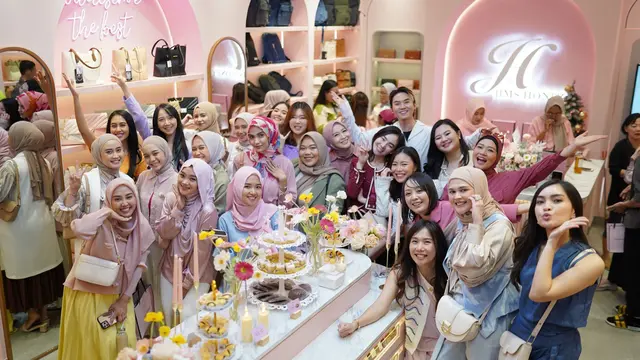 Cut Meyriska dan Eriska Rein hadir di pembukaan outlet cabang brand fashion di Bandung