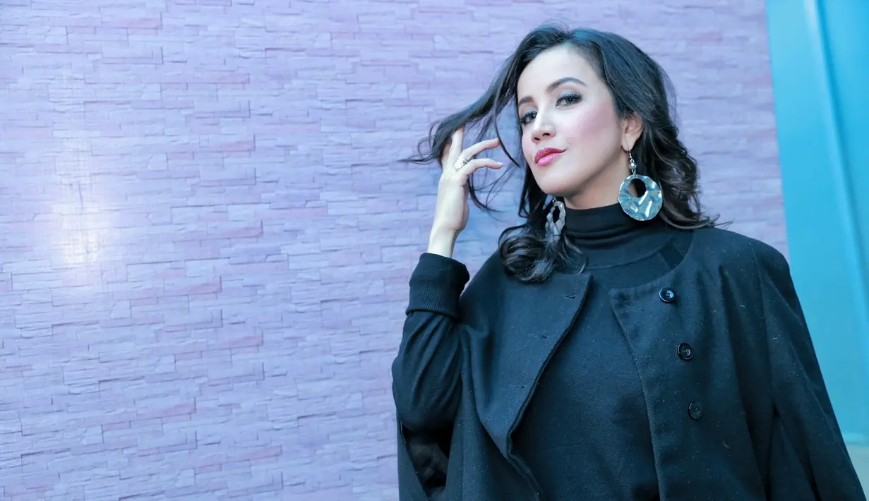 Akhirnya setelah berunding, Andy Soraya dilepaskan oleh debt collector dan siap mendatangi leasing. Mantan istri Rudy Sutopo itu lantas membayar tunggakan cicilan sekitar 1,3 miliar untuk dua mobil. (Adrian Putra/Bintang.com)