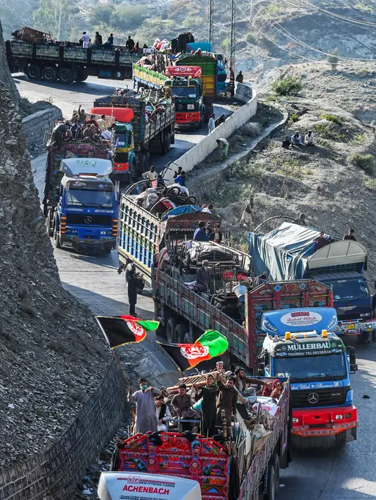 <p>Para pengungsi Afghanistan dengan barang-barang mereka terlihat di sepanjang jalan menuju perbatasan Torkham Pakistan-Afghanistan pada tanggal 3 November 2023 (Abdul MAJEED/AFP)</p>