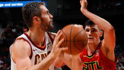 Pebasket Cleveland Cavaliers, Kevin Love, berusaha melewati  pebasket Atlanta Hawks, Ersan Ilyasova, pada laga NBA di Philips Arena, Atlanta, Kamis (30/11/2017). Hawks kalah 114-121 dari Cavaliers. (AP/Kevin C. Cox)
