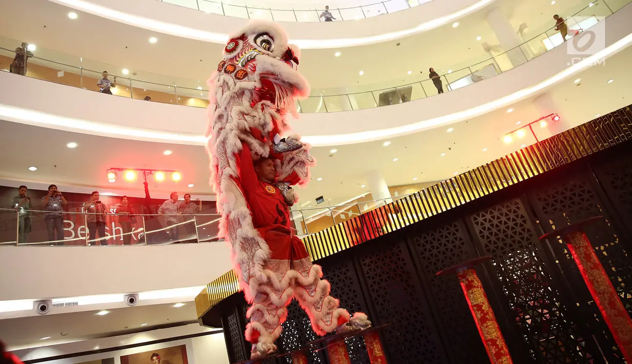 Aksi pemain barongsai saat tampil dalam rangka menyambut Tahun Baru Imlek 2569/2018 di hadapan pengunjung Senayan City, Jakarta, Kamis (8/2). (Liputan6.com/Immanuel Antonius)
