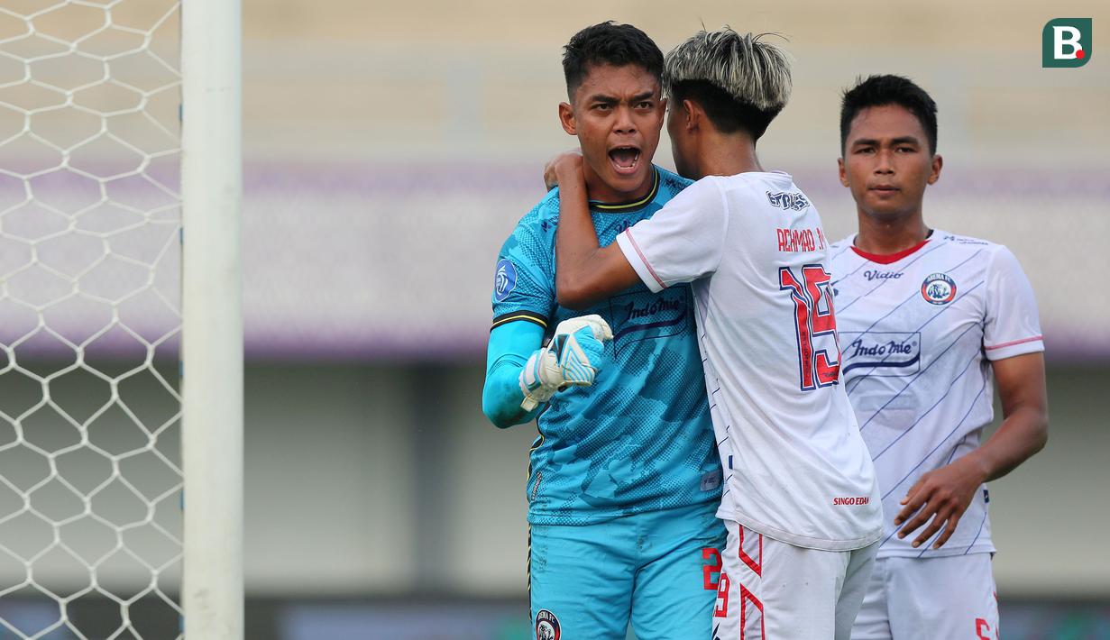 <p>Kiper Arema FC, Teguh Amiruddin melakukan selebrasi setelah berhasil menghalau tendangan penalti pemain Dewa United, Risto Mitrevski pada laga pekan pertama BRI Liga 1 2023/2024 antara Dewa United melawan Arema FC di Stadion Indomilk, Tangerang, Minggu (2/7/2023). (Bola.com/Bagaskara Lazuardi)</p>