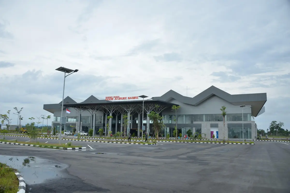 Presiden Jokowi siap meresmikan dua bandara yang berstatus Proyek Strategis Nasional (PSN) di Papua.