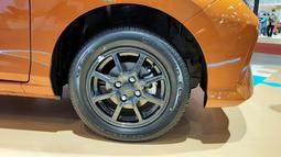 Kaki-kaki mobil ini menggunakan velg berwarna dark grey berukuran 14 inci yang mengadopsi model palang delapan. Velg ini dibalut oleh ban GT Radial Champiro Eco dengan profil 175/65R14.
