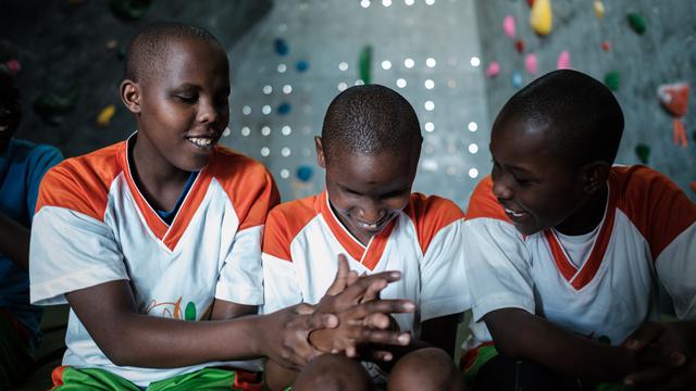 Ketika Anak-Anak Tuna Netra Belajar Panjat Dinding