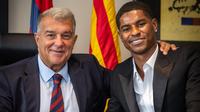 Presiden Barcelona, Joan Laporta saat bersama rekrutan anyar tim Marcus Rashford. (X/Barcelona)