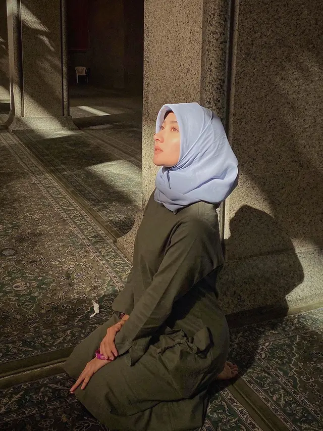 Dipuji Makin Cantik, Ini 6 Potret Naomi Zaskia Berhijab saat Umrah
