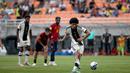 Pemain Timnas Jerman U-17, Paris Brunner (kanan), menendang bola dari titik penalti yang membuahkan gol ke gawang Spanyol U-17 saat pertandingan perempat final Piala Dunia U-17 2023 yang berlangsung di Jakarta International Stadium, Jumat (24/11/2023). (Bola.com/Arief Bagus)