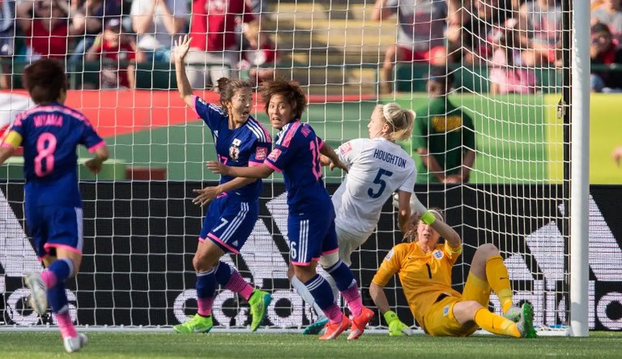 Yuki Ogimi (kiri) dan Mana Iwabuchi merayakan gol bunuh diri pemain Inggris. (AFP PHOTO/Geoff Robins)