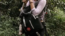 Adinda Thomas selalu membawa banyak perlengkapan saat trekking hutan. Minuman menjadi salah satu yang penting agar menghindari rasa dehidrasi saat trekking. Momen Adinda Thomas saat minum ini berhasil menyita perhatian publik. Meski tampil apa adanya dan cenderung tanpa makeup, Dinda tetap dipuji netizen cantik natural. (Liputan6.com/IG/@adindathomas)