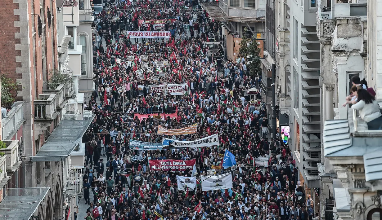 Para pengunjuk rasa berbaris membanjiri jalanan saat menggelar aksi di Istikilal di Istanbul, Turki (14/5). Ribuan warga Turki turun ke jalan menggelar aksi menolak perpindahan kedutaan AS dari Tel Aviv ke Yerusalem. (AFP/Ozan Kose)