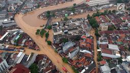 Kondisi Jalan Jatinegara Barat yang tergenang banjir akibat luapan sungai Ciliwung, Jakarta Timur, Selasa (6/2). Genangan tersebut membuat lalu lintas Jalan Jatinegara Barat terputus. (Liputan6.com/Arya Manggala)
