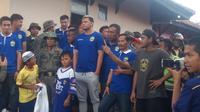 Pemain Persib Bandung saat mengunjungi lokasi banjir bandang di Garut, Selasa (27/9/2016). (Bola.com/Permana Kusumadijaya)