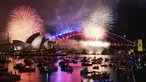 Kembang api meledak di atas Sydney Harbour saat perayaan Malam Tahun Baru di Sydney, Minggu, 31 Desember 2023. (Dan Himbrechts/AAP Image via AP)