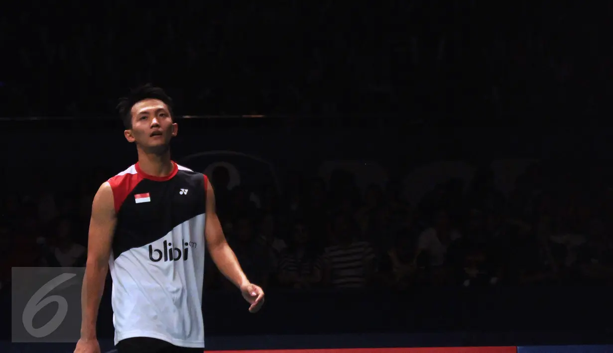 Tunggal putra Indonesia, Ihsan Maulana M menatap ke atas saat laga melawan pemain Malaysia Lee Chong Wei di semifinal BCA Indonesia Open 2016, Jakarta, Sabtu (4/6/2016). Ihsan kalah dua set langsung 9-21, 18-21. (Liputan6.com/Helmi Fithriansyah)