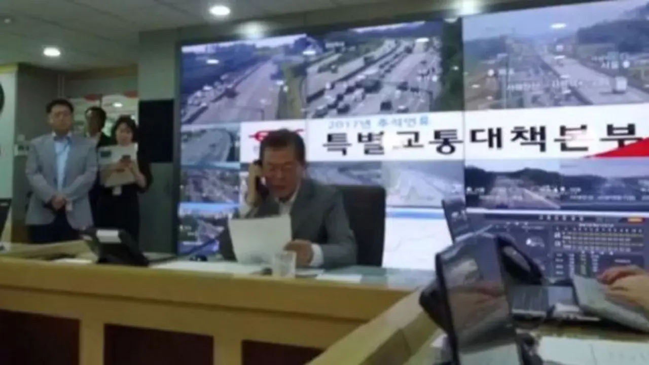Presiden Moon Jae-in saat menjadi penyiar radio TBS