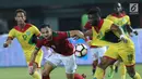 Pemain depan Timnas Indonesia, Illija Spasojevic (kedua kiri) berebut bola dengan bek Guyana, Jelani Smith di Stadion Patriot Candrabhaga, Bekasi, Sabtu (25/11). Spaso mencetak dua gol dan membawa Indonesia unggul 2-1. (Liputan6.com/Helmi Fithriansyah)