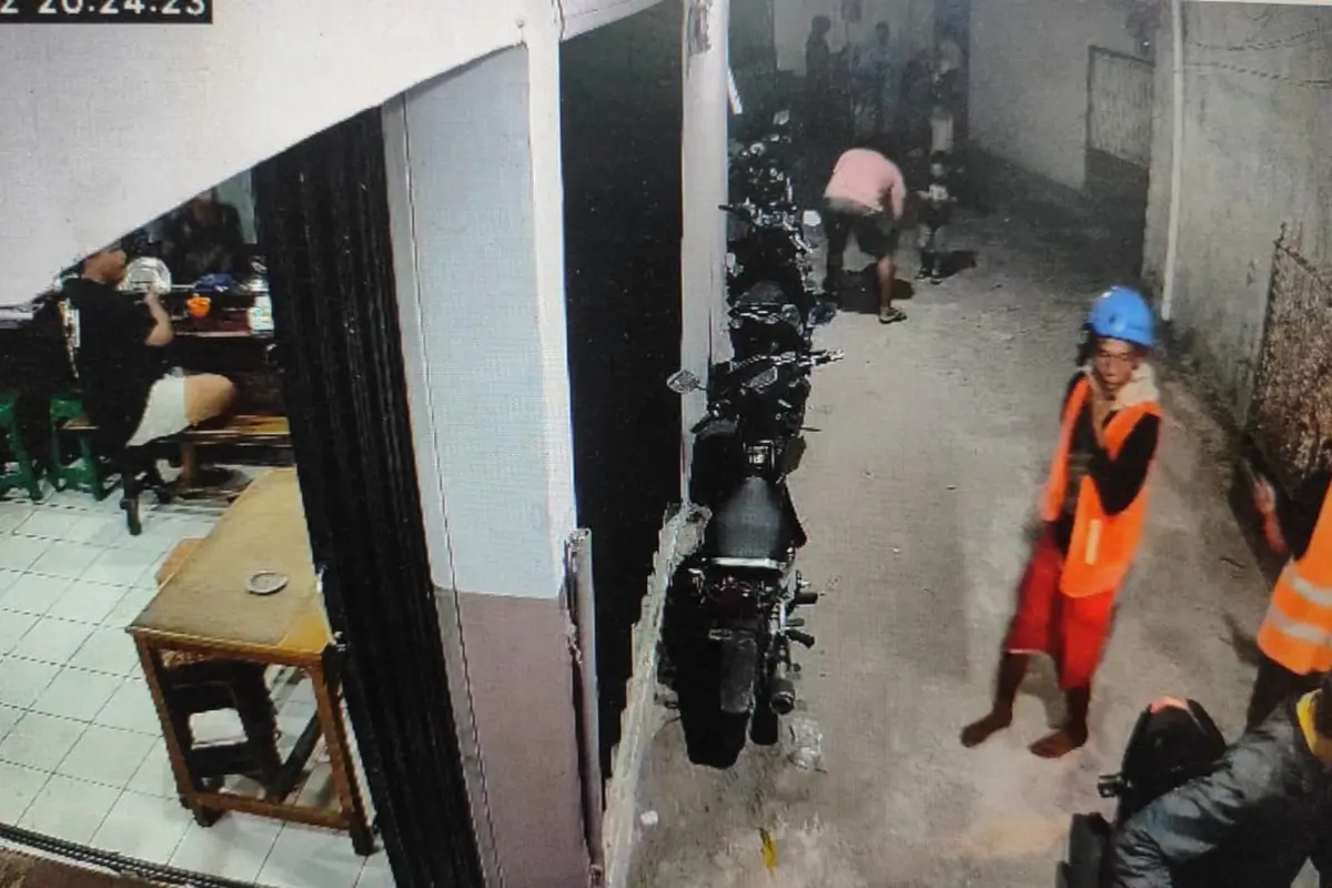 Rekaman CCTV aksi pencurian modul BTS.