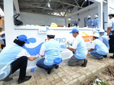 Sejumlah volunter melakukan penyelesain mural tembok fasilitas MCK disela peresmian program WASH (Water Sanitation Hero) di Kampung Tegal Desa Kedung Dalam, Kecamatan Mauk, Tangerang, Kamis (6/4). (Liputan.com)