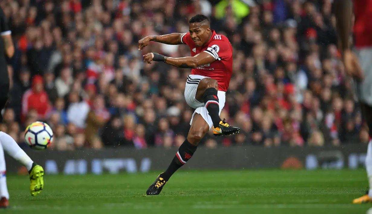 Antonio Valencia yang telah pensiun sebagai pemain pada Mei 2021 tercatat pernah membela dua klub di Premier League, yaitu Wigan Athletic (2006/2007 hingga 2008/2009) dan Manchester United (2009/2010 hingga 2018/2019). Bersama MU ia sukses meraih gelar bergengsi di antaranya dua trofi Premier League pada 2010/2011 dan 2012/2023, serta satu trofi Liga Europa pada musim 2016/2017. (AFP/Paul Ellis)