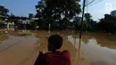 Warga melintasi banjir di kampung Arus Cawang, Jakarta Timur, Jumat (26/4). Ketinggan banjir kurang lebih satu meter terjadi akibat luapan kali Ciliwung dan intensitas curah hujan di kawasan Bogor Jawa Barat sangat tinggi sehingga aktivitas warga terhambat. (merdeka.com/Imam Buhori)
