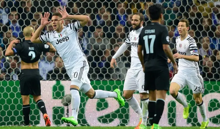 Gelandang Juventus Marko Pjaca (kiri) merayakan gol ke gawang FC Porto pada laga Liga Champions di Estadio do Dragao, Porto, Rabu (22/2/2017). (AFP/Miguel Riopa)