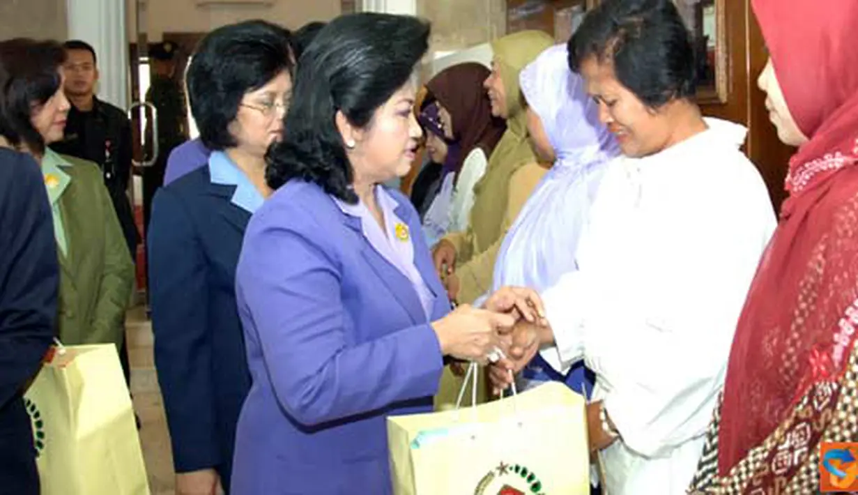 Citizen6, Bandung: Setelah tabur bunga, Ketua Umum menyerahkan tali kasih kepada ibu–ibu Warakawuri dan pengurus TMP Kalibata.(Pengirim: Badarudin Bakri Badar)