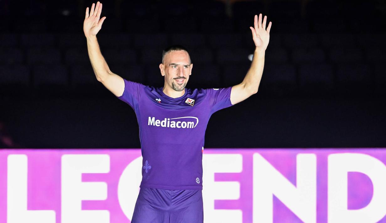Rekrutan baru Fiorentina, Franck Ribery, menyapa suporter saat sesi perkenalan di Stadion Artemio Franchi, Florence, Kamis (22/8). Gelandang asal Prancis ini didatangkan secara gratis dari Bayern Munchen. (AFP/Andreas Solaro)