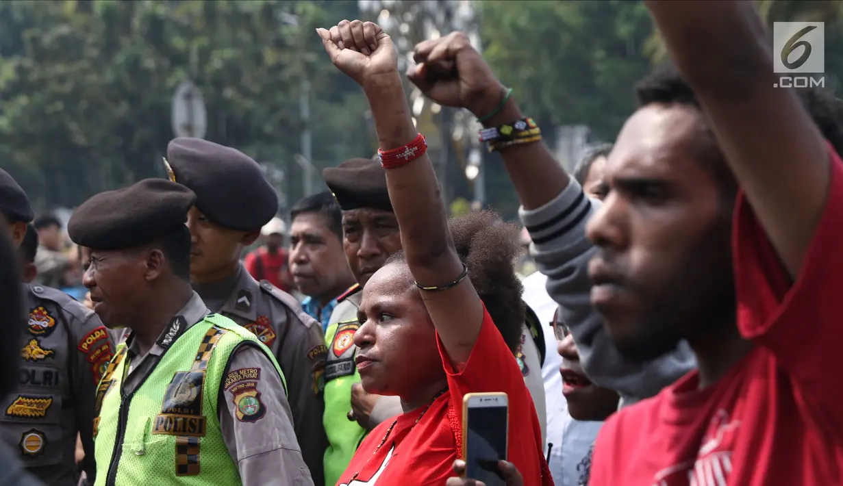Pemuda Papua saat aksi di kawasan depan Istana Negara, Jakarta, Kamis (2/8). Aksi ini untuk memperingati 49 tahun penentuan pendapat rakyat (Pepera) 1969. (Liputan6.com/Helmi Fithriansyah)