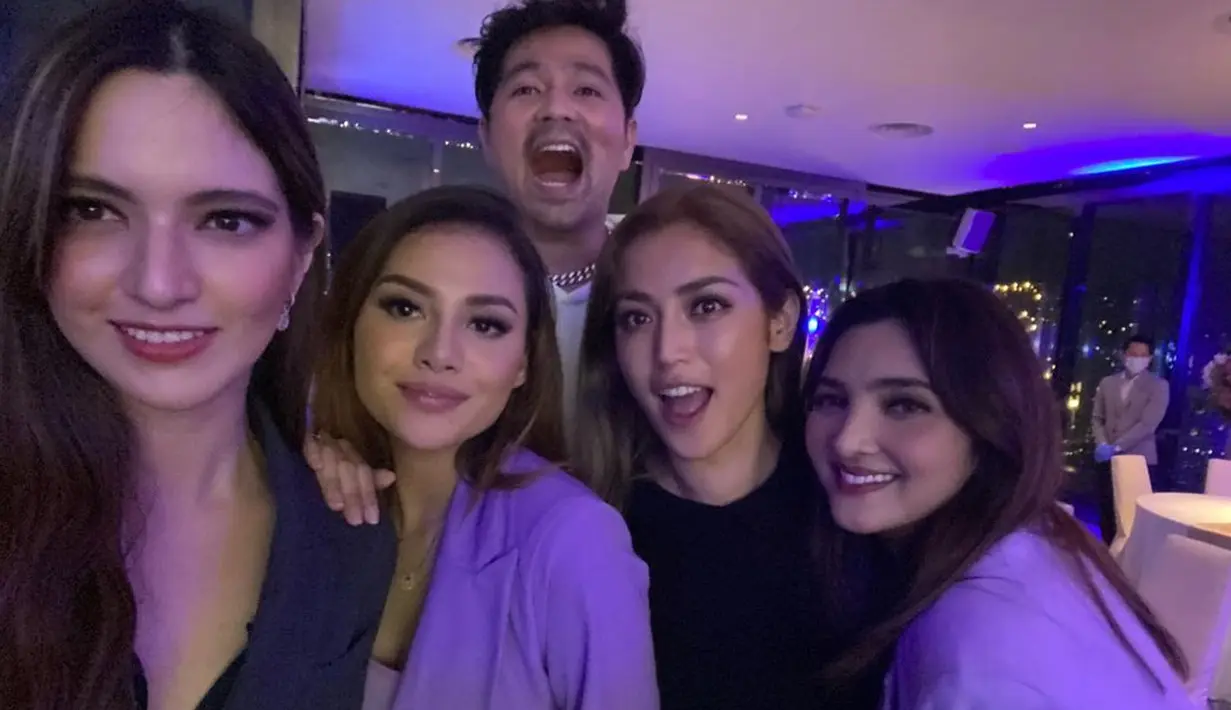 "Aku tuh suka bilang gini, kalau misalkan temenan harus saling manfaatin. Maksud aku gini, terserah kalau lo mau temenan ama gue gara-gara duit gue, yang penting kalau misalkan gue ngerasa lo memang memberikan kebahagiaan buat gue itu gak masalah," ujar Nia Ramadhani. (Instagram/ramadhaniabakrie)