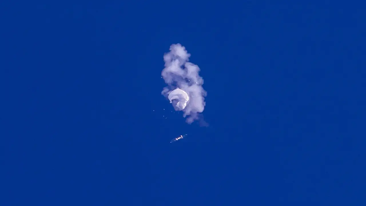 Amerika Serikat Tembak Jatuh Balon Mata-Mata China di Atas Samudra Atlantik
