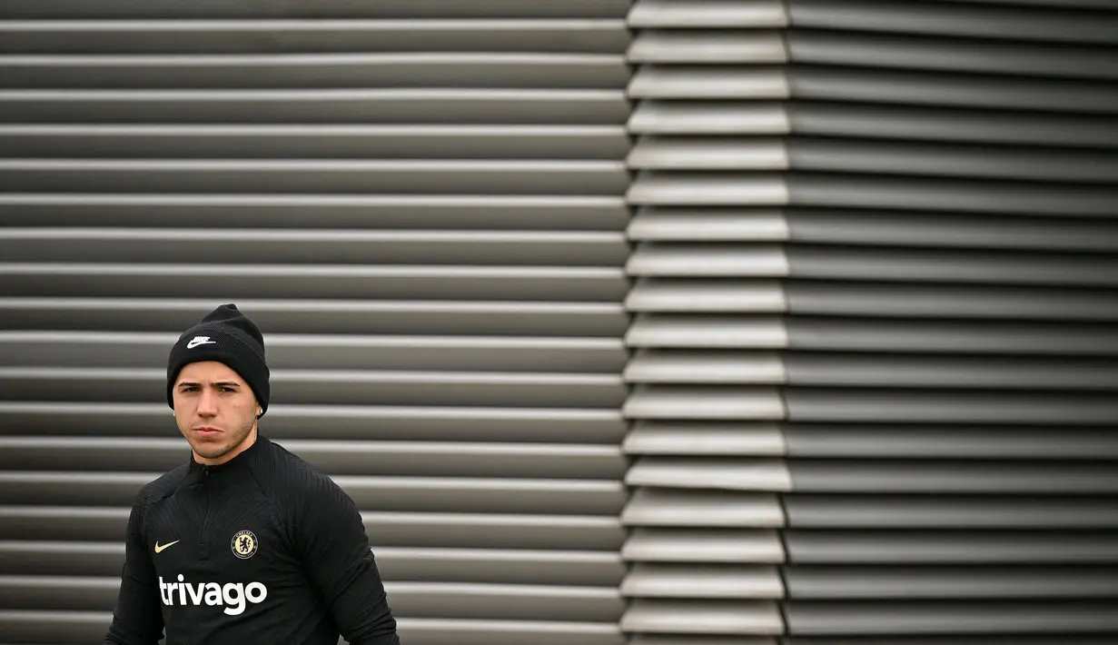 Gelandang Chelsea, Enzo Fernandez menghadiri sesi latihan tim di fasilitas pelatihan Chelsea Cobham di Stoke D'Abernon, London (6/3/2023). Pada pertemuan leg pertama Liga Champions Chelsea harus menelan kekalahan tipis 0-1 atas Borussia Dortmund.(AFP/Glyn Kirk)