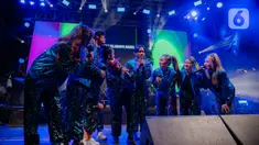 Fajar Sadboy feat JC SQUAD saat tampil dalam KapanLagi Buka Bareng 2023 di Senayan Park, Jakarta, Sabtu (1/4/2023). (Liputan6.com/Faizal Fanani)
