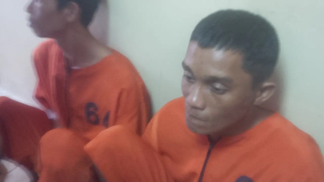 Yanto dan Ridho yang sudah diamankan oleh petugas Dirkrimum Polda Sumsel (Liputan6.com/Nefri Inge)