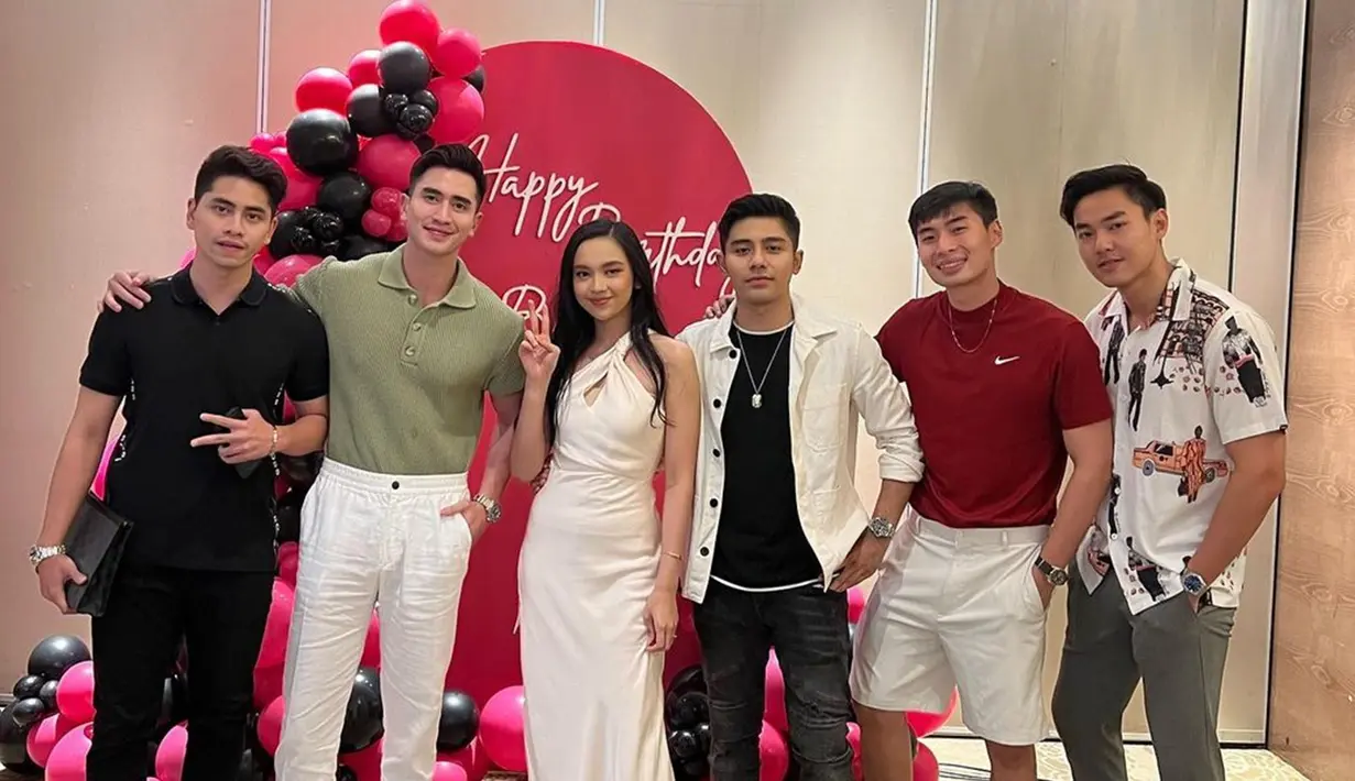 Sederet sahabat Lyodra hadir, beberapa diantaranya adalah Verrell Bramasta dan Athalla Naufal. Tak heran jika keduanya dekat karena Verrell Bramasta pernah menjadi model video klip singel Pesan Terakhir. Sudah dianggap adik sendiri karena terpaut usia 7 tahun, Verrell juga tuliskan ucapan khusus untuk jebolan Indonesian Idol 2019 itu di Story Instagramnya tepat saat ultah Lyodra. (Liputan6.com/IG/@rizasyah_14)