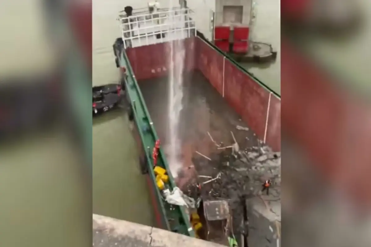 Kapal kargo dalam perjalanan dari Distrik Nanhai di Foshan menuju Nansha di Guangzhou, China selatan menabrak jembatan Sungai Pearl. (Foto: X/@whyyoutouzhele)