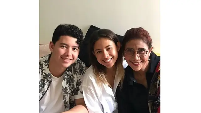 Potret kebersamaan Alvy Xavier bersama ibu dan kakaknya, kompak banget.
