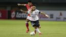 Gelandang Bali United, Taufiq, berusaha melewati  pemain Semen Padang pada laga Piala Presiden 2019 di Stadion Patriot, Jawa Barat, Senin (11/3). Bali United menang 2-1 atas Semen Padang. (Bola.com/M Iqbal Ichsan)