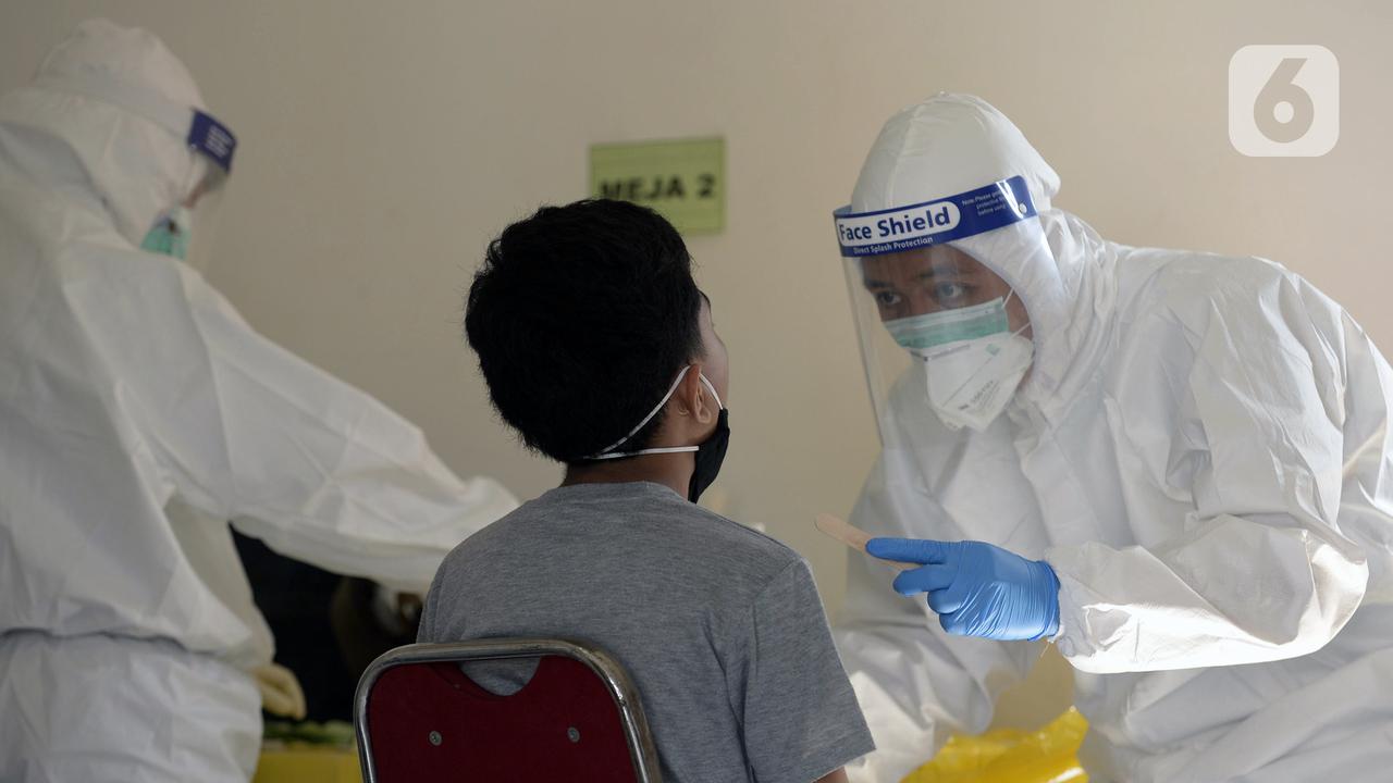 FOTO: 200 Warga Ikuti Swab Test Gratis di Tangerang Selatan