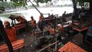 Petugas Penanganan Sarana dan Prasarana Umum (PPSU) DKI Jakarta membongkar lapak pedagang di kawasan Danau Sunter, Jakarta Utara, Jumat (19/1). Penataan ini dilakukan untuk mendukung Festival Danau Sunter pada Februari 2018. (Liputan6.com/Arya Manggala)