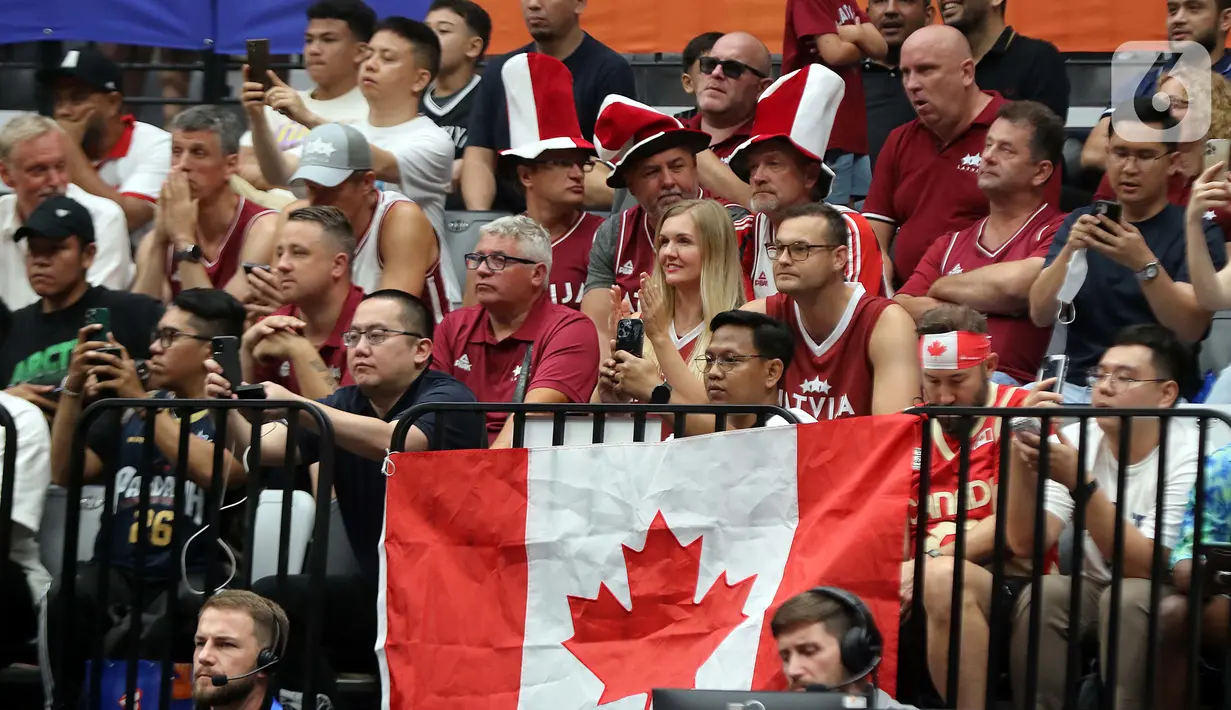 Laga terakhir penyisihan Grup H FIBA World Cup 2023 antara Latvia dan Kanada juga disaksikan para suporter dari timnas basket Kanada yang berlangsung di Indonesia Arena, Gelora Bung Karno, Jakarta, Selasa (29/8/2023). (Liputan6.com/Helmi Fithriansyah)