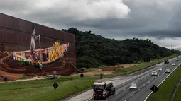 Sejumlah kendaraan melintas disamping mural raksasa karya Eduardo Kobra di Itapevi, wilayah metropolitan Sao Paulo, Brasil (12/4). (AFP Photo/Nelson Almeida)